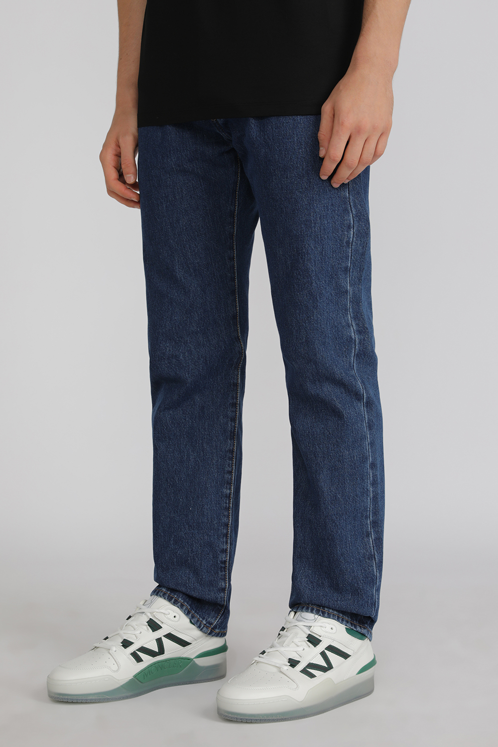 תמונת כל הלוק של נעלי סניקרס